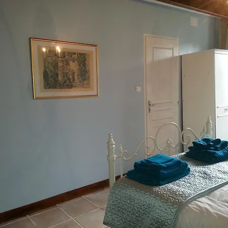 Les Roses Tremieres Lezay