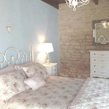 Les Roses Tremieres Lezay